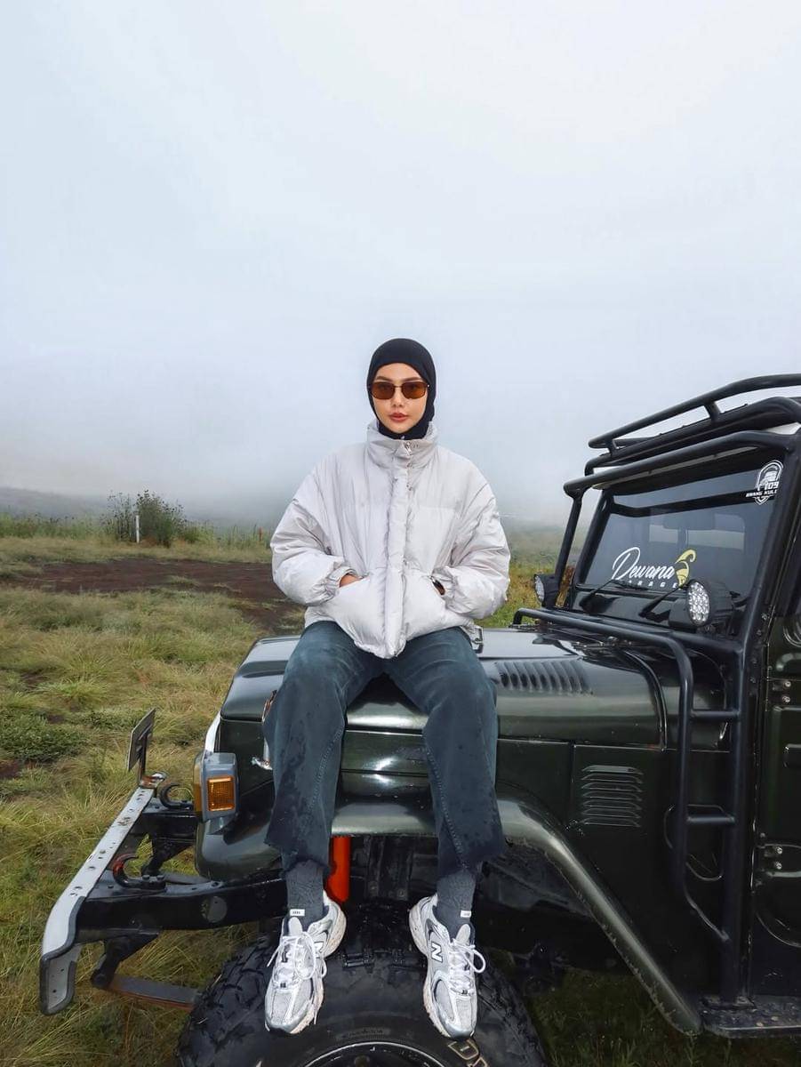 Dara Arafah santai di padang savana Gunung Bromo