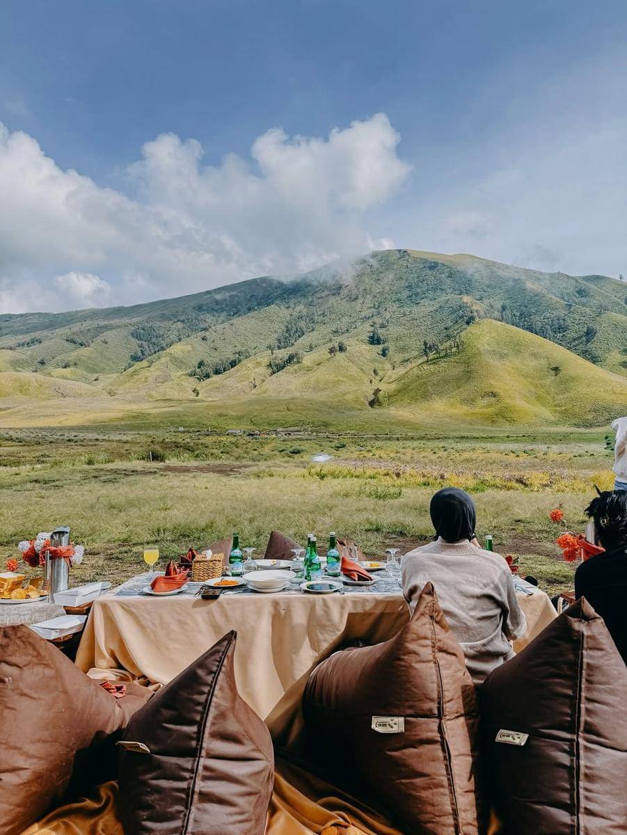 Dara Arafah santai di padang savana Gunung Bromo