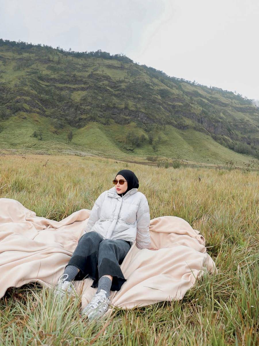 Dara Arafah santai di padang savana Gunung Bromo