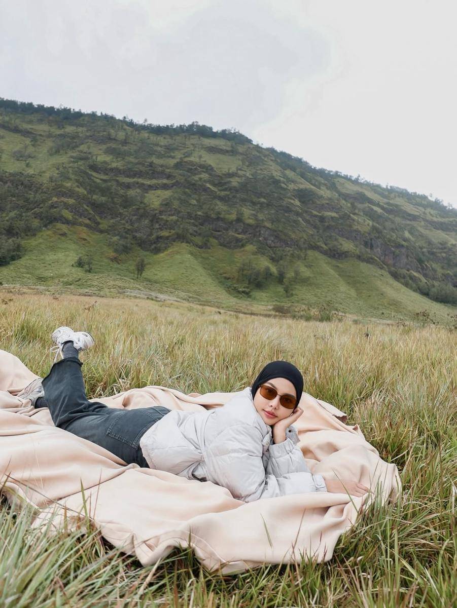 Dara Arafah santai di padang savana Gunung Bromo