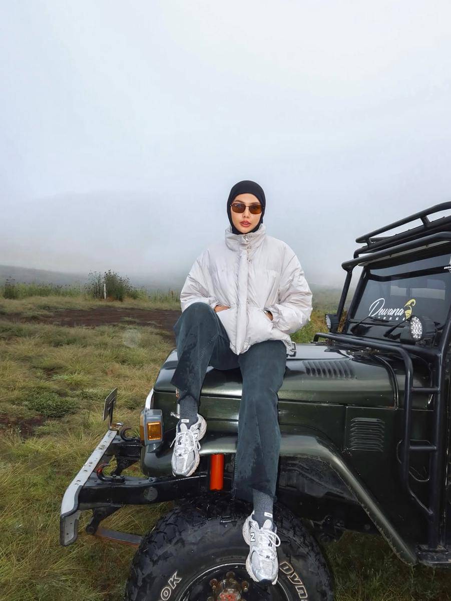 Dara Arafah santai di padang savana Gunung Bromo