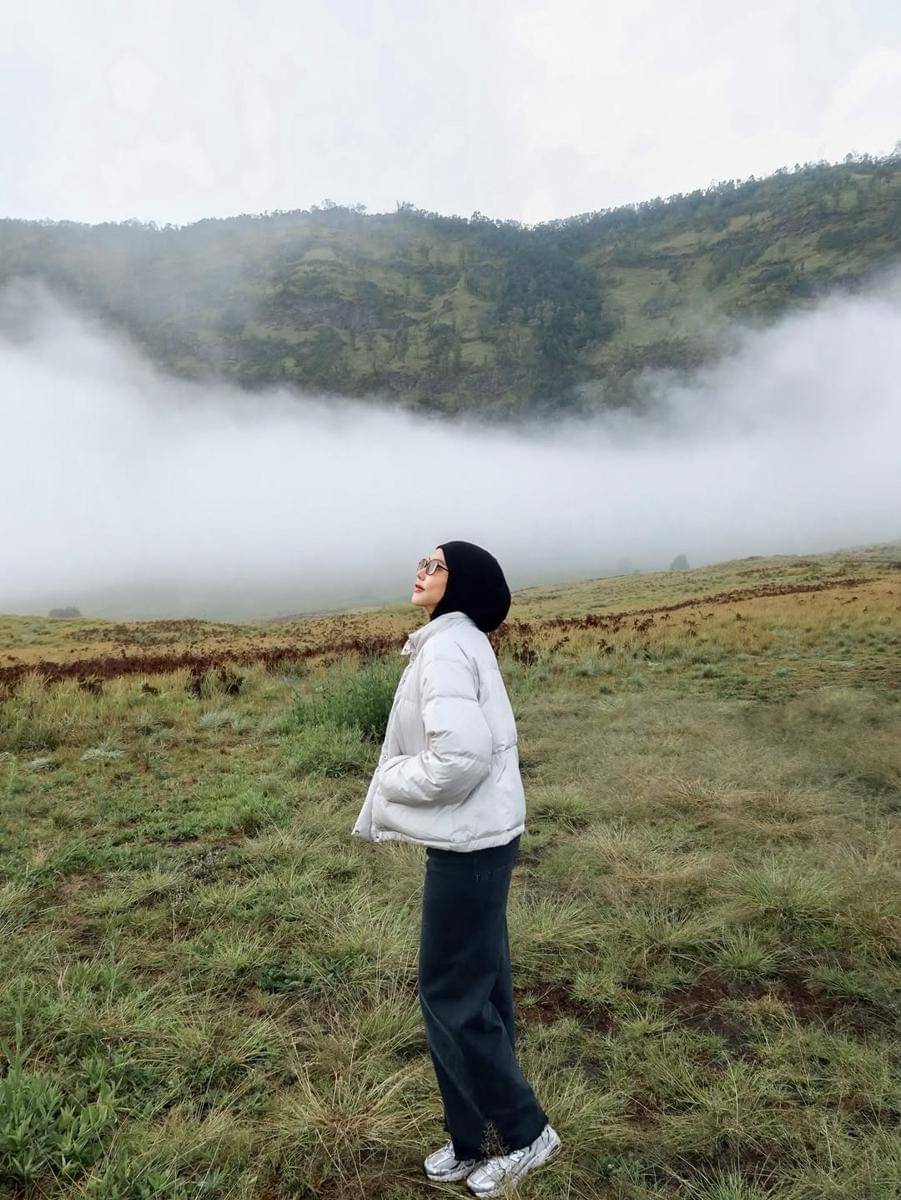 Dara Arafah santai di padang savana Gunung Bromo
