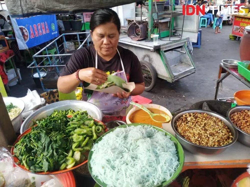 Penjual sayur serombotan di Klungkung.