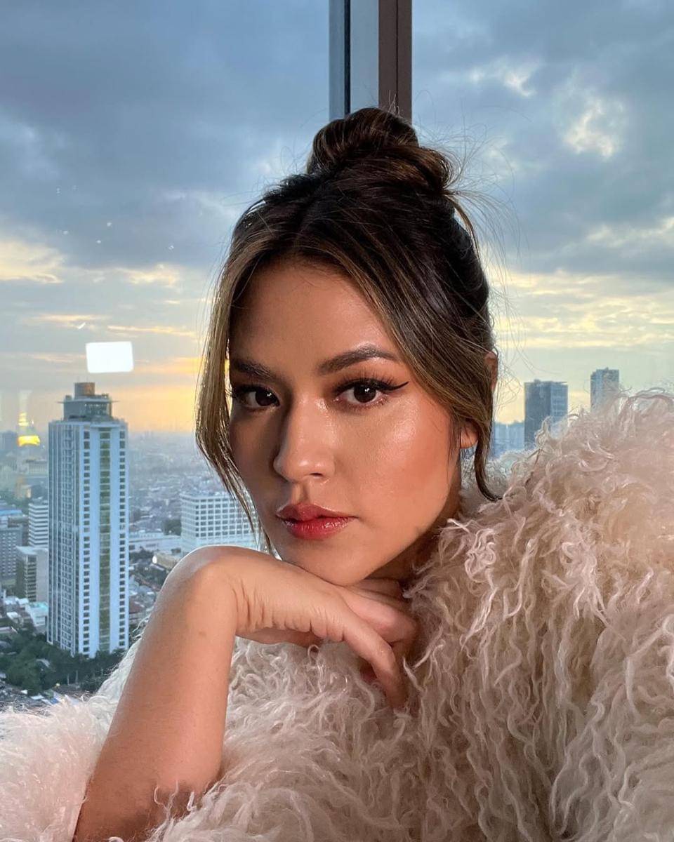 Inspirasi makeup bold ala Raisa Andriana