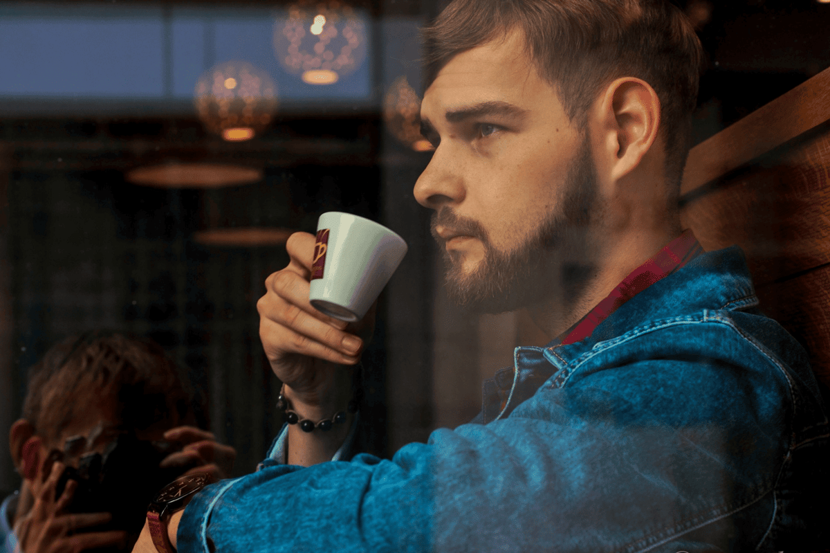 ilustrasi pria melakukan coffee hopping setelah pulang kerja