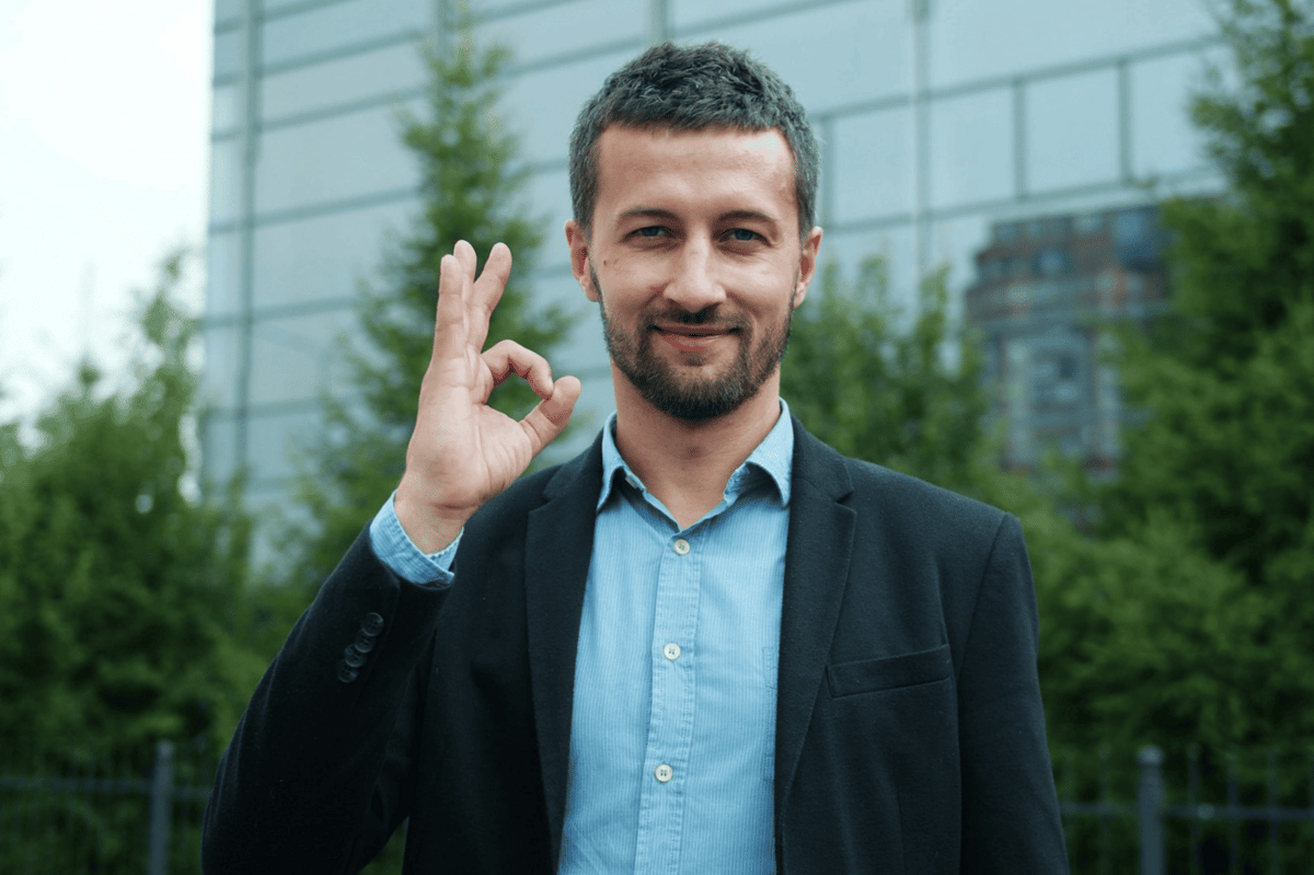 ilustrasi pria bahagia