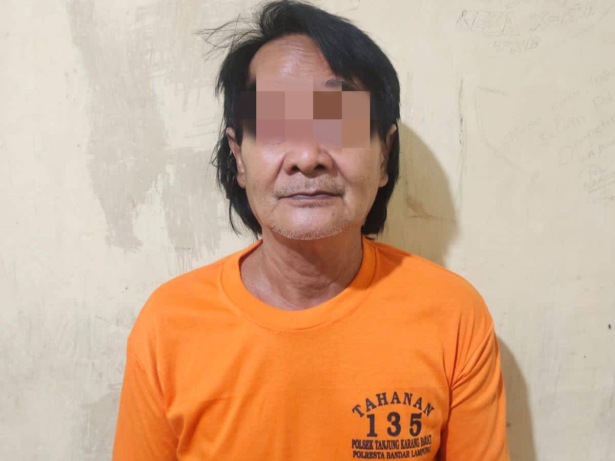 Pelaku inisial Al (62) warga Kecamatan Tanjung Karang Barat, Kota Bandar Lampung kini telah ditangkap personel Unit Reskrim Polsek Tanjung Karang Barat.