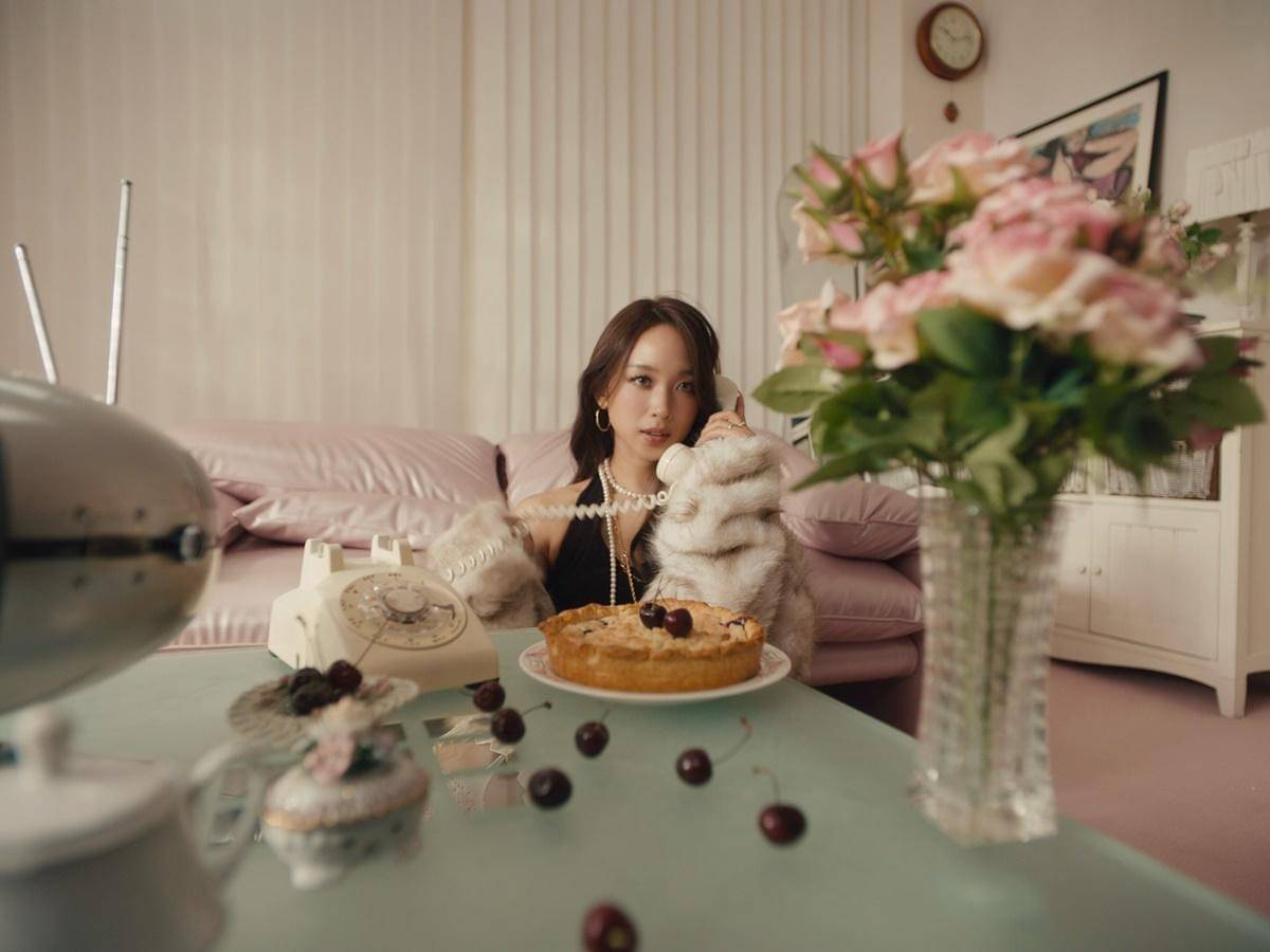 Dita Karang di MV Love So Sweet