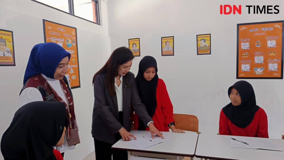 Dirjen Komunikasi Publik dan Media Kemkomdigi Fifi Aleyda Yahya berbincang dengan siswa saat kunjungan ke Sekolah Rakyat Menengah Atas (SRMA) 26 Makassar yang berlokasi di BBPPKS, Jumat (24/10/2025). (IDN Times/Asrhawi Muin)