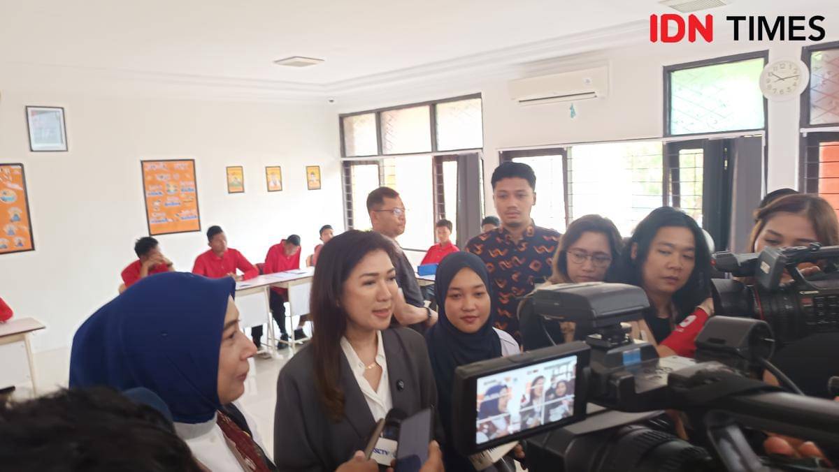 Dirjen Komunikasi Publik dan Media Kemkomdigi Fifi Aleyda Yahya diwawancarai di sela kunjungan ke Sekolah Rakyat Menengah Atas (SRMA) 26 Makassar yang berlokasi di BBPPKS, Jumat (24/10/2025). (IDN Times/Asrhawi Muin)