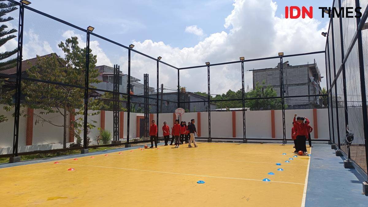 Para siswa Sekolah Rakyat Menengah Atas (SRMA) 26 Makassar mengikuti mata pelajaran olahraga, Jumat (24/10/2025). (IDN Times/Asrhawi Muin)