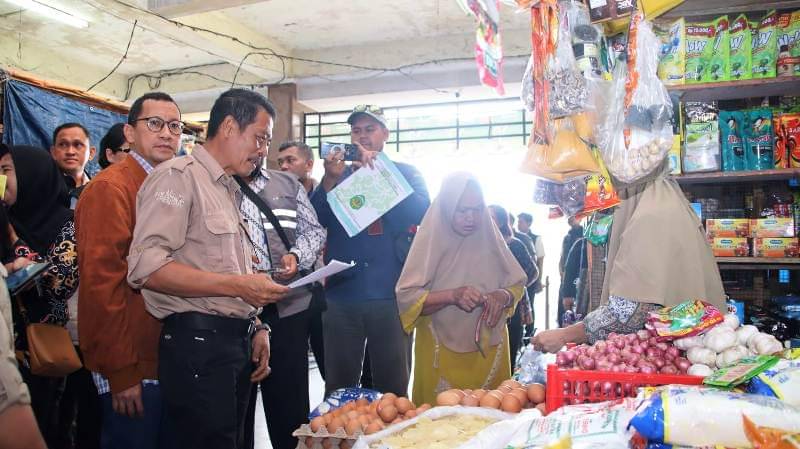 Pejabat Dinas Pemkab PPU bersama Satgas POLRI dan Polda Kaltim melakukan wawancara seorang pedagang beras Pasar Induk Penajam