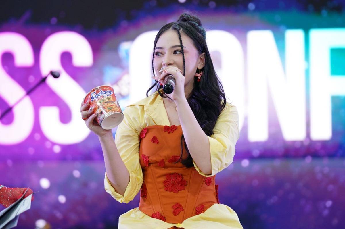 Potret Anneth Delliecia, Brand Ambassador Mie Sedaap Cup Singapore Spicy Laksa (1).JPG