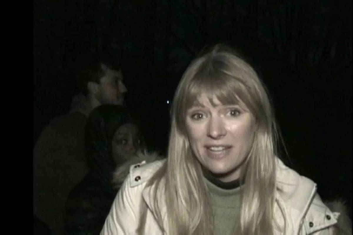 Dibuka dengan found footage seram, mirip The Blair Witch Project (1999).jpeg
