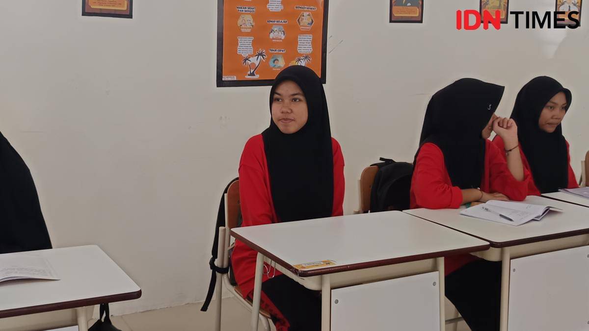 Salwa Dzakila Asmar mengikuti kegiatan pembelajaran di Sekolah Rakyat Menengah Atas (SRMA) 26 Makassar, Jumat (24/10/2025). (IDN Times/Asrhawi Muin)