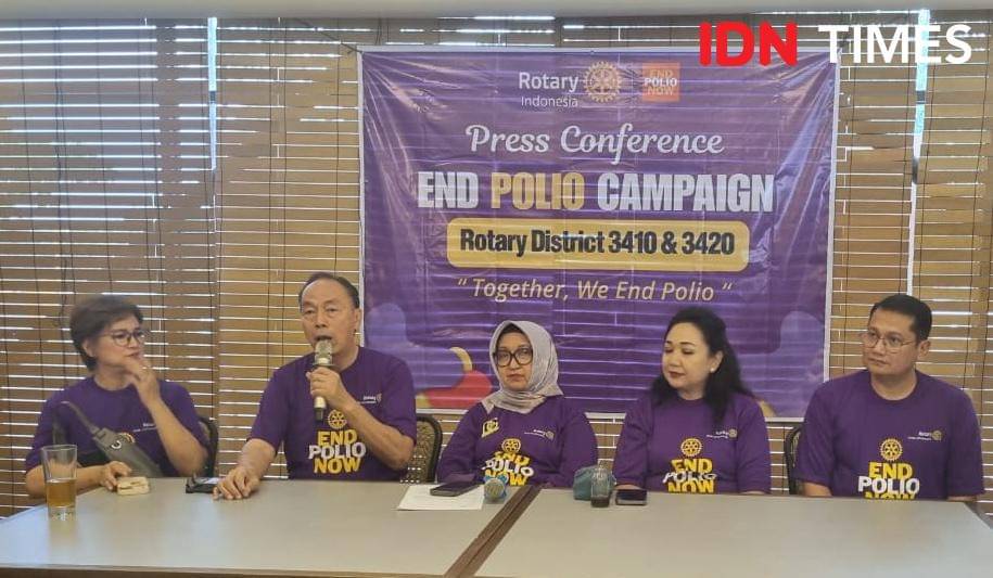 District Governor Rotary 3420 Indonesia, Dyah Anggraeni (tengah), bersama National PolioPlus Committee Chair for Indonesia, Thomas Aquinas (dua kiri), dan District Governor Rotary 3410, Sanny Suharli (dua kanan) saat pers conference End Polio Campaign Rotary District 3410 dan 3420, Together, We End Polio!" di Semarang, Jumat (24/10/2025). (IDN Times/Dhana Kencana)