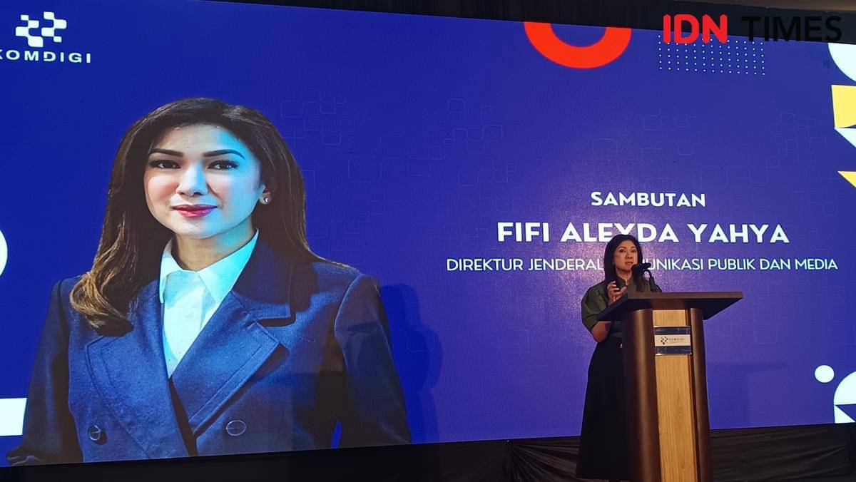 Direktur Jenderal Komunikasi Publik dan Media Kemkomdigi, Fifi Aleyda Yahya, berbicara dalam kegiatan MediaConnect: Dari Clickbait Jadi Kredibel di Menara Bosowa, Makassar, Kamis (23/10/2025). (IDN Times/Asrhawi Muin)