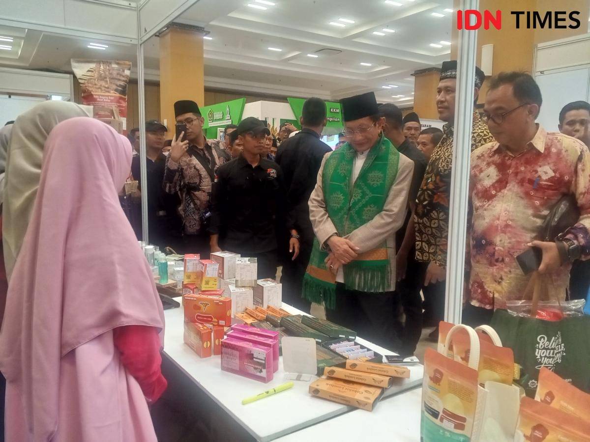 Menag RI Nasaruddin Umar meninjau stand UMKM usai membuka Indonesia Ekonomi Syariah 2025 di Islamic Center NTB