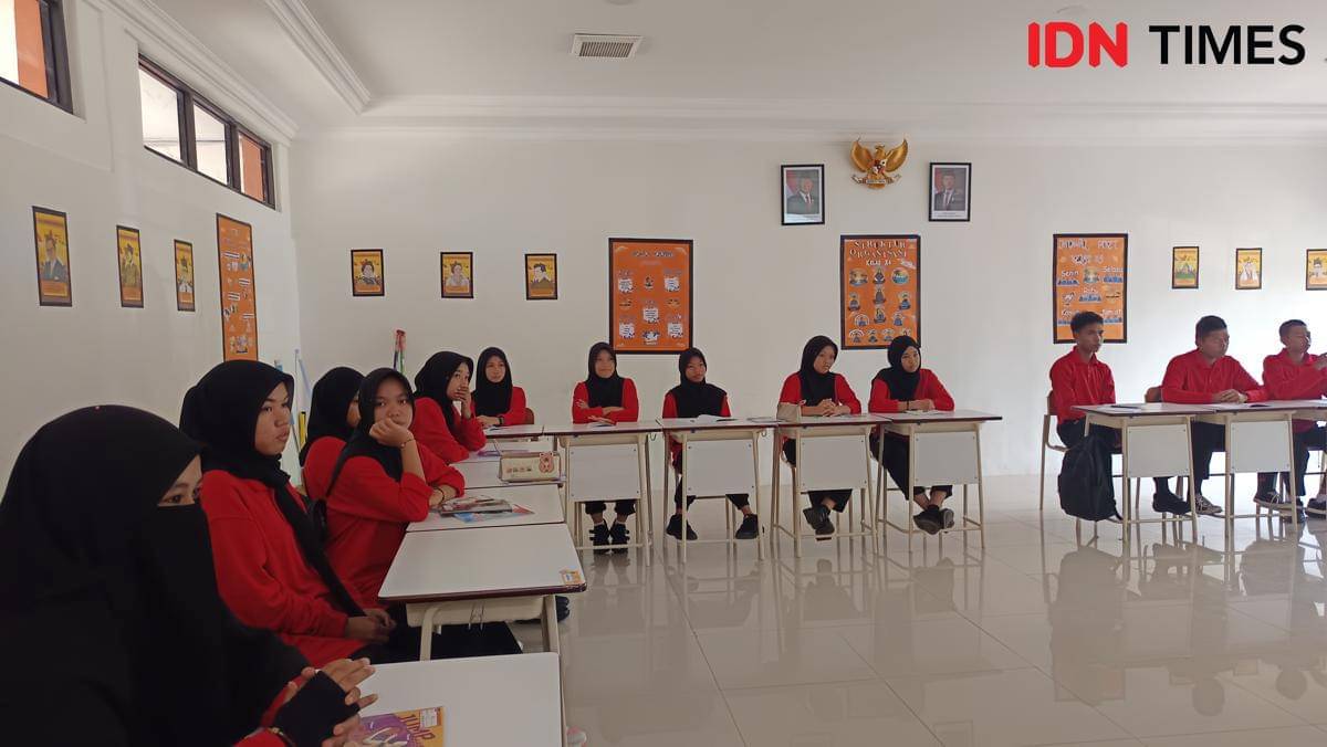 Para siswa Sekolah Rakyat Menengah Atas (SRMA) 26 Makassar yang berlokasi di BBPPKS, Jumat (24/10/2025). (IDN Times/Asrhawi Muin)