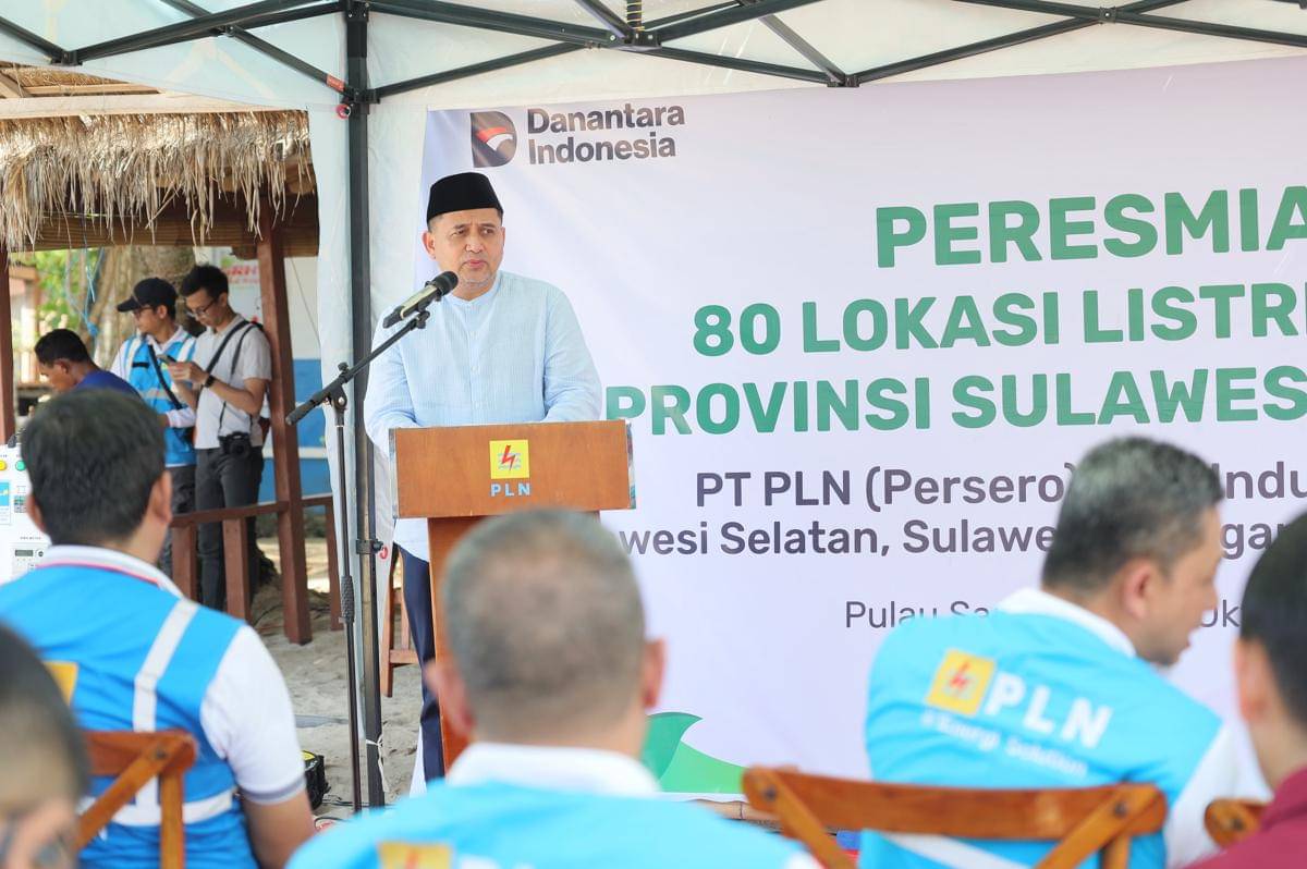 Wali Kota Makassar, Munafri Arifuddin, memberikan sambutan saat peresmian PLTS hybrid di Pulau Samalona, Makassar, Jumat (24/10/2025). (Dok. Humas Pemkot Makassar)
