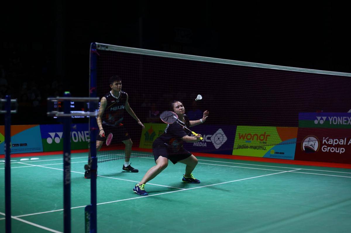 Pasangan ganda campuran Melati Daeva/Bobby saat beraksi di perempat final Indonesia Masters 2025 di GOR PBSI Sumut, Jumat (24/10/2025) (IDN Times/Doni Hermawan)