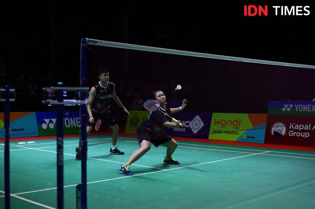 Pasangan ganda campuran Melati Daeva/Bobby saat beraksi di perempat final Indonesia Masters 2025 di GOR PBSI Sumut, Jumat (24/10/2025) (IDN Times/Doni Hermawan)