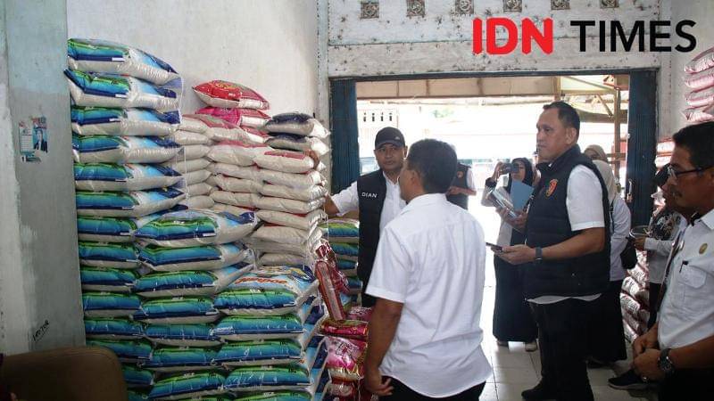 Satgas Pangan Polres PPU saat melakukan pengecekan beras di gudang distributor