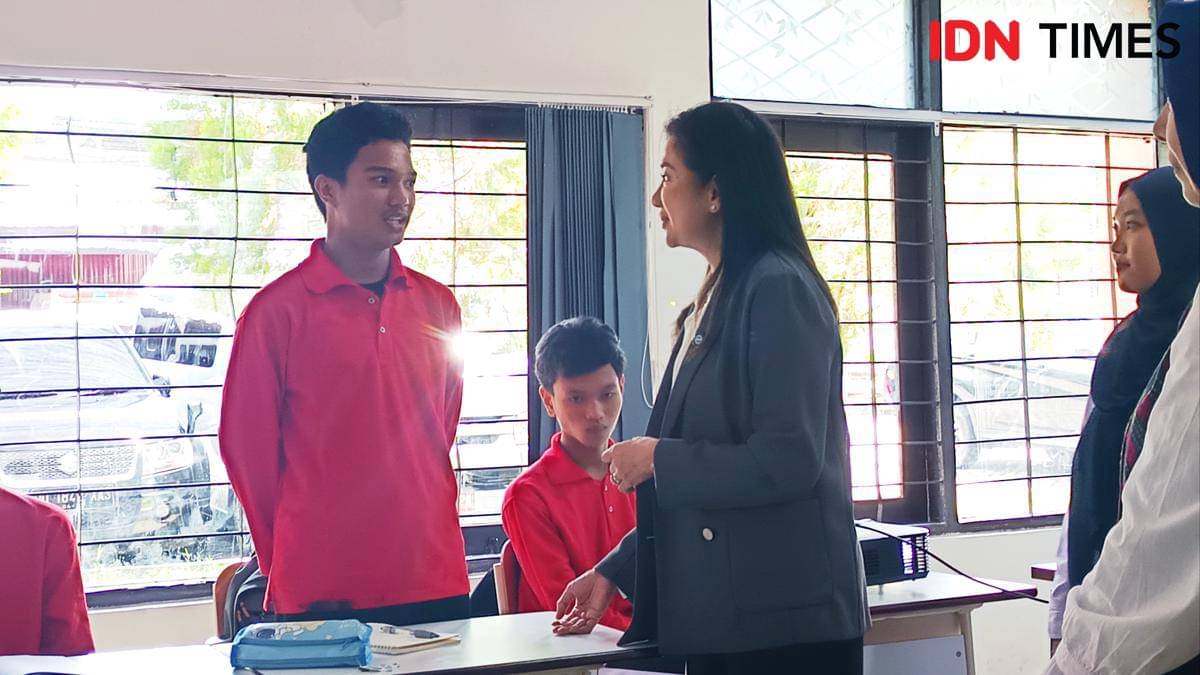 Dirjen Komunikasi Publik dan Media Kemkomdigi Fifi Aleyda Yahya berbincang dengan siswa saat kunjungan ke Sekolah Rakyat Menengah Atas (SRMA) 26 Makassar yang berlokasi di BBPPKS, Jumat (24/10/2025). (IDN Times/Asrhawi Muin)