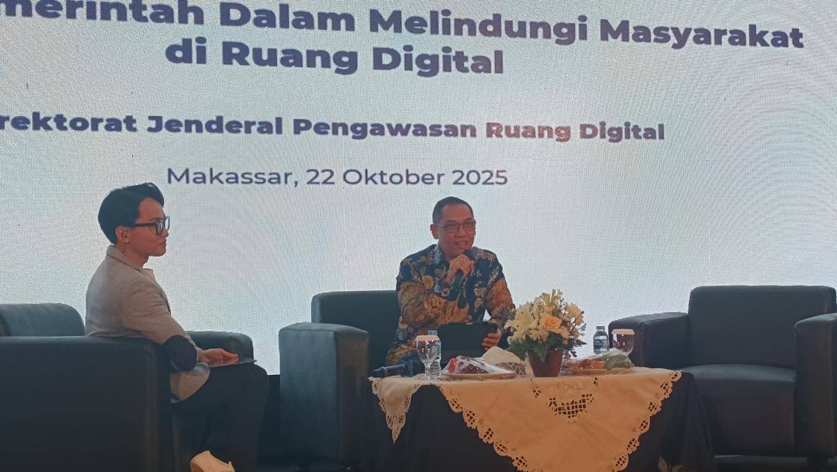 Direktur Jenderal Pengawasan Ruang Digital Kemkomdigi, Alexander Sabar berbicara dalam kegiatan MediaConnect: Dari Clickbait Jadi Kredibel di Menara Bosowa, Makassar, Kamis (23/10/2025). (IDN Times/Asrhawi Muin)