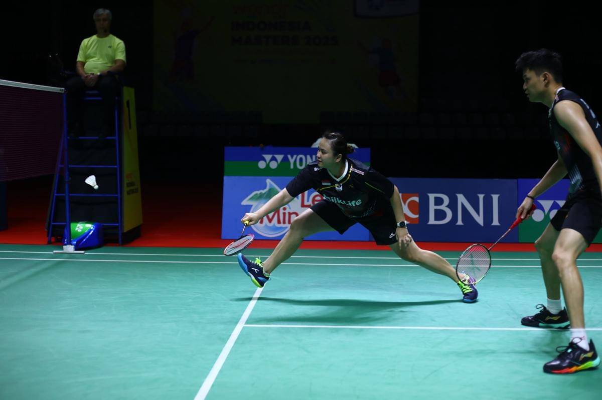 Pasangan ganda campuran Melati Daeva/Bobby saat beraksi di perempat final Indonesia Masters 2025 di GOR PBSI Sumut, Jumat (24/10/2025) (IDN Times/Doni Hermawan)