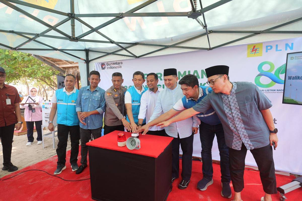 Peresmian PLTS hybrid di Pulau Samalona, Makassar, Jumat (24/10/2025). (Dok. Humas Pemkot Makassar)