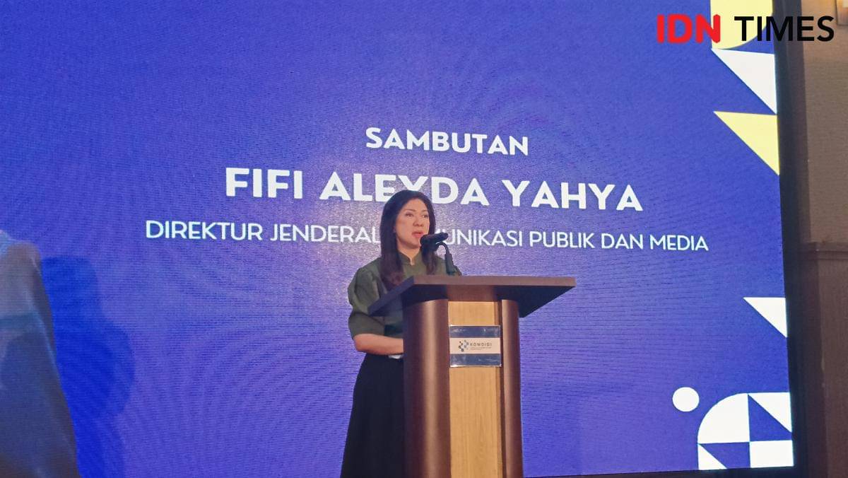 Direktur Jenderal Komunikasi Publik dan Media Kemkomdigi, Fifi Aleyda Yahya, berbicara dalam kegiatan MediaConnect: Dari Clickbait Jadi Kredibel di Menara Bosowa, Makassar, Kamis (23/10/2025). (IDN Times/Asrhawi Muin)