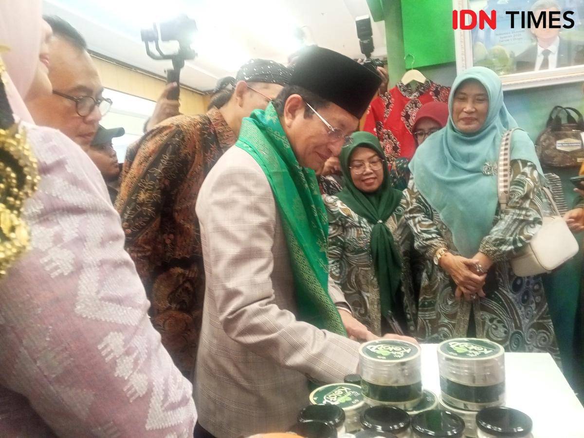 Menag RI Nasaruddin Umar meninjau stand UMKM