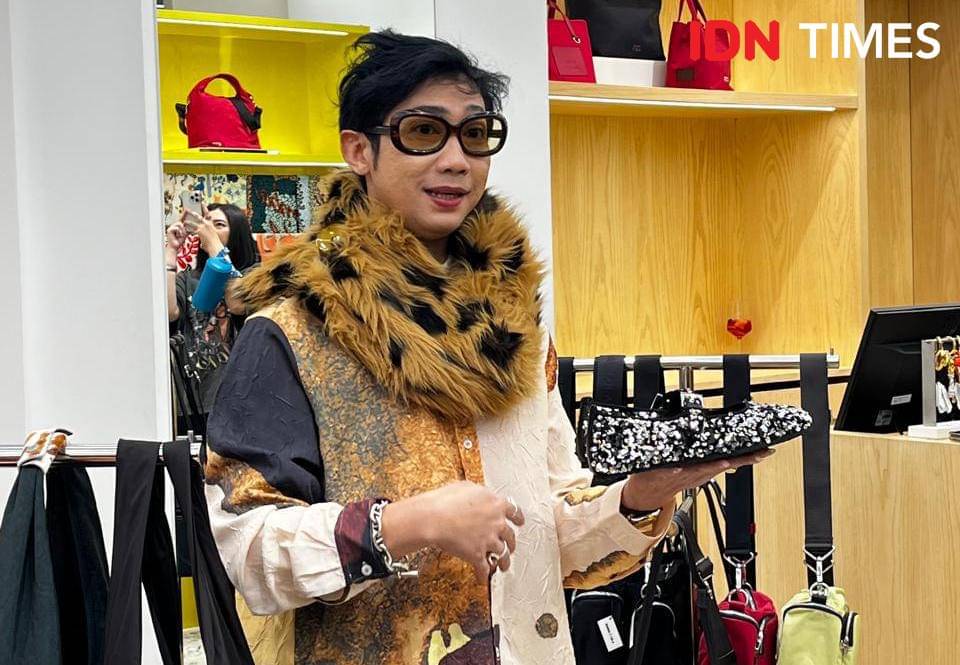Adi Surantha dalam styling session di BIMBA Y LOLA pada Kamis (23/10/2025) di Grand Indonesia West Mall, Jakata Pusat (IDN Times/Nisa Zarawaki)