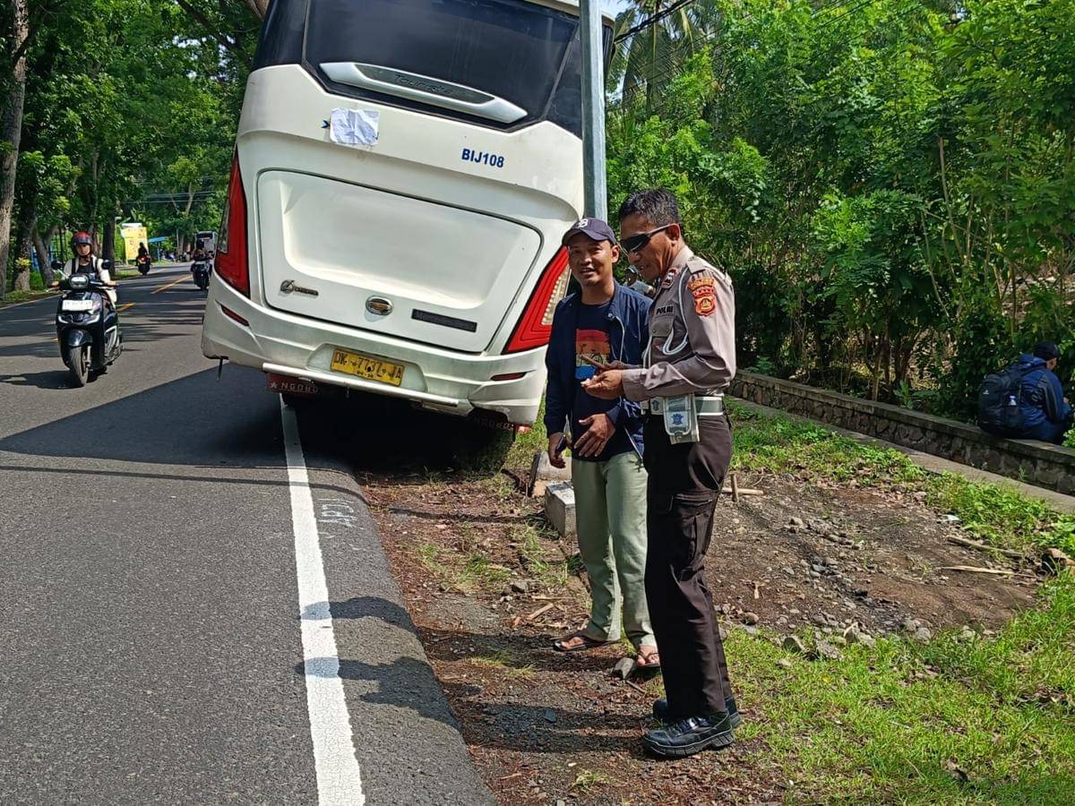 Tie Rod Rusak, Bus Damri Oleng hingga Keluar Jalur di Jembrana