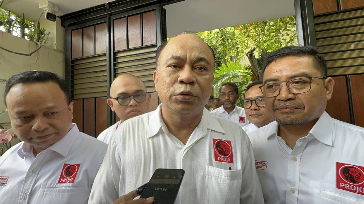 Ketum Projo Budi Aries usai bertemu dengan Jokowi di Solo. (IDN Times/Larasati Rey)