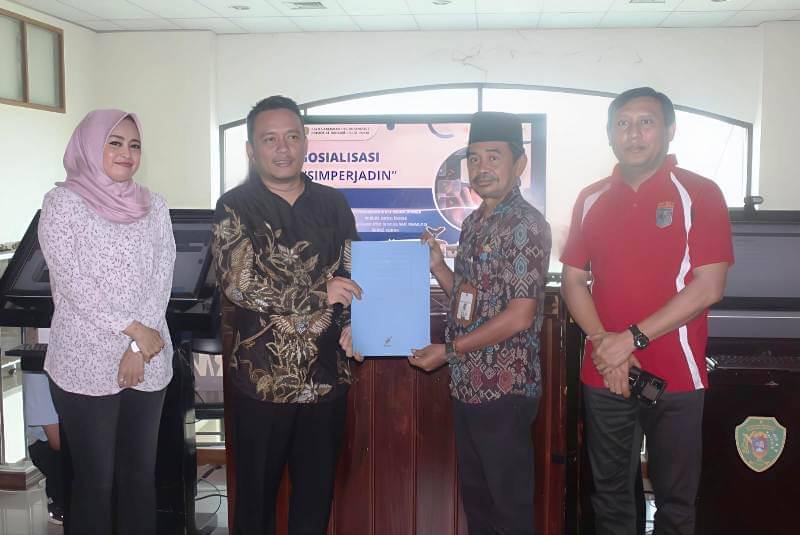 Eko Sumarlianto serahan naskah SIMPERJADI