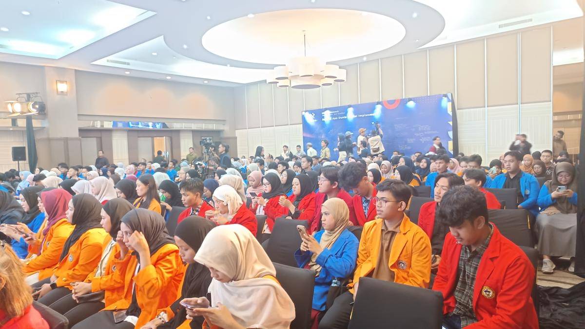 Mahasiswa berbagai kampus mengikuti kegiatan MediaConnect: Dari Clickbait Jadi Kredibel di Menara Bosowa, Makassar, Kamis (23/10/2025). (IDN Times/Asrhawi Muin)