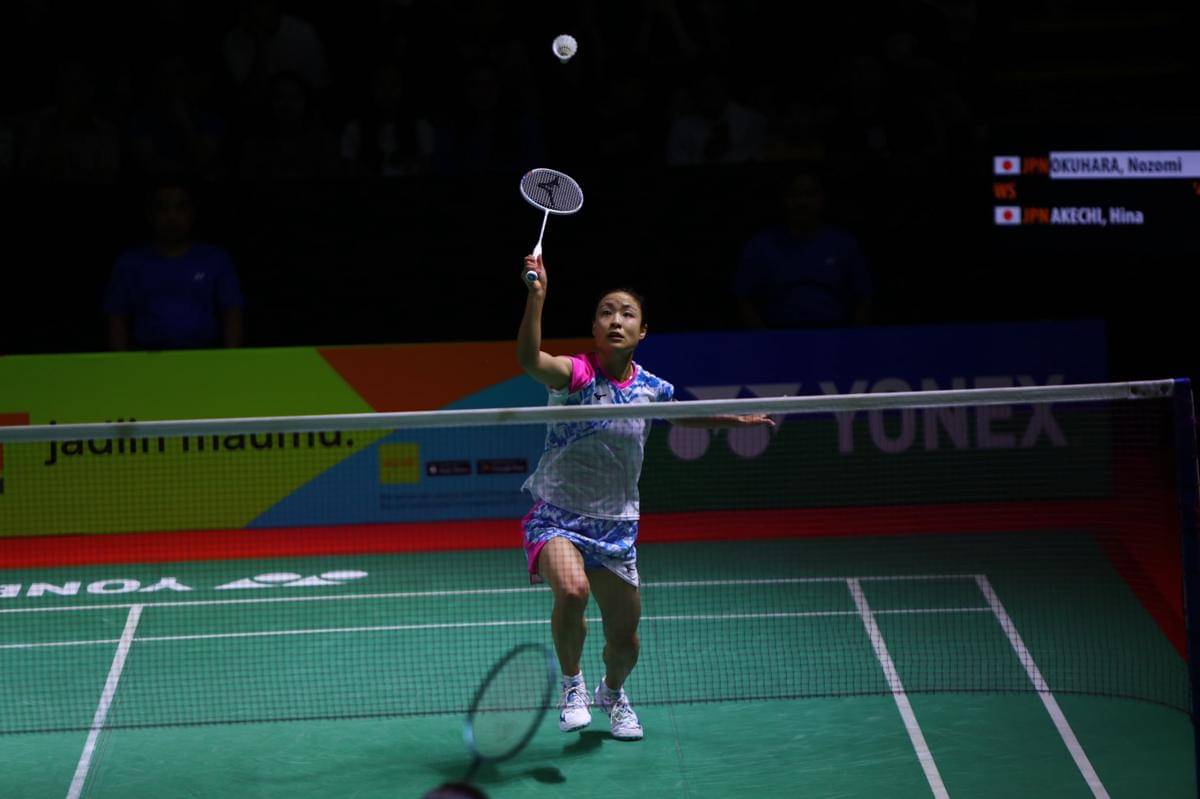 Tunggal putri Jepang Nozomi Okuhara saat beraksi di perempat final Indonesia Masters 2025 di GOR PBSI Sumut, Jumat (24/10/2025) (IDN Times/Doni Hermawan)