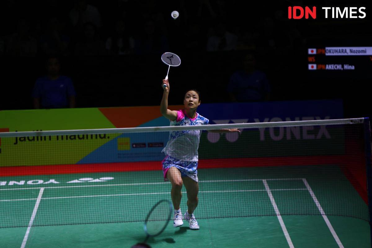 Tunggal putri Jepang Nozomi Okuhara saat beraksi di perempat final Indonesia Masters 2025 di GOR PBSI Sumut, Jumat (24/10/2025) (IDN Times/Doni Hermawan)