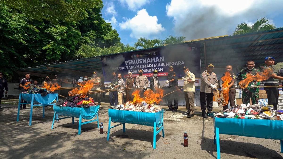 Pemusnahan 6,8 juta batang rokok legal hingga sex toys oleh Bea Cukai Mataram. (dok. Istimewa)