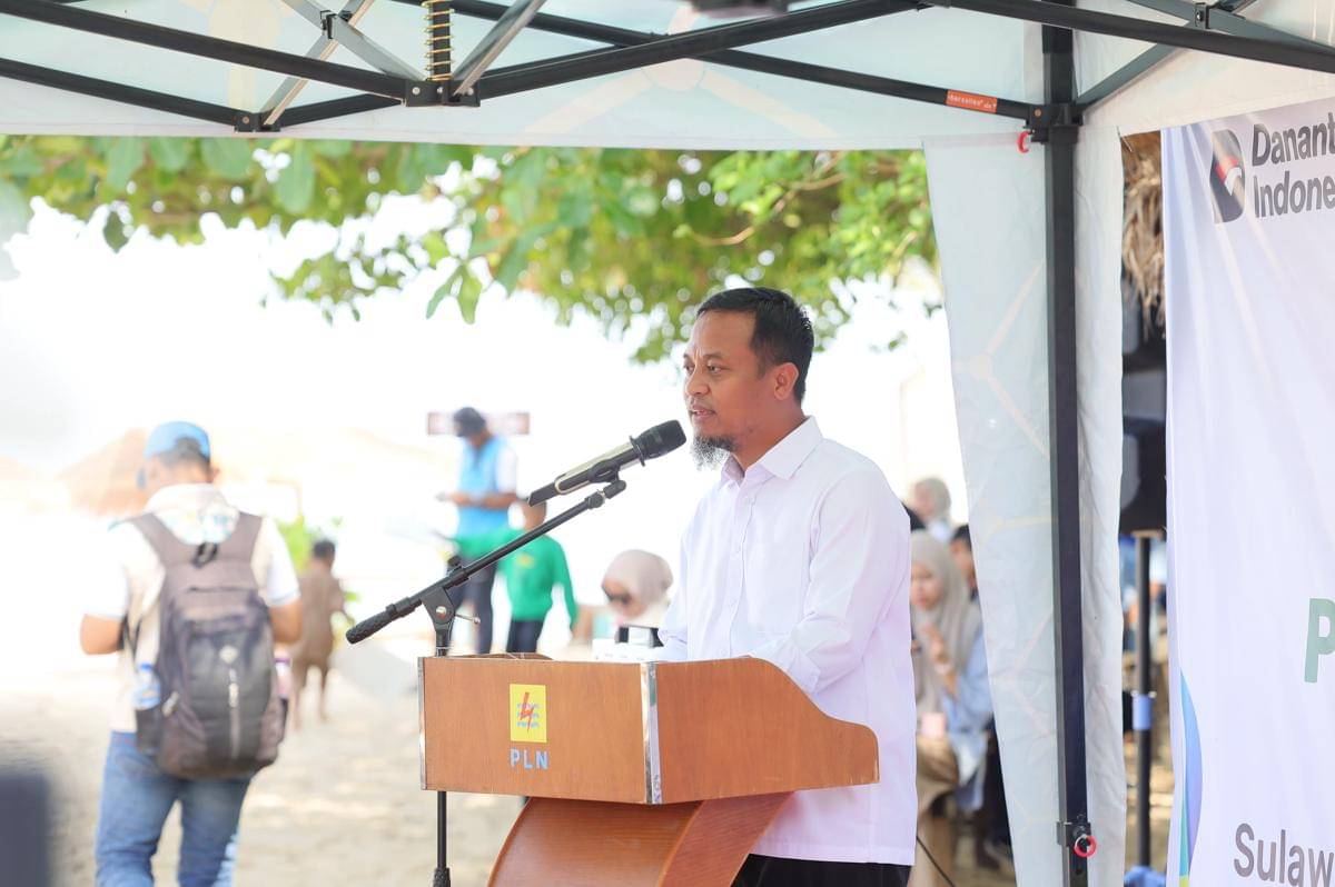 Gubernur Sulawesi Selatan, Andi Sudirman Sulaiman, memberikan sambutan saat peresmian PLTS hybrid di Pulau Samalona, Makassar, Jumat (24/10/2025). (Dok. Humas Pemkot Makassar)
