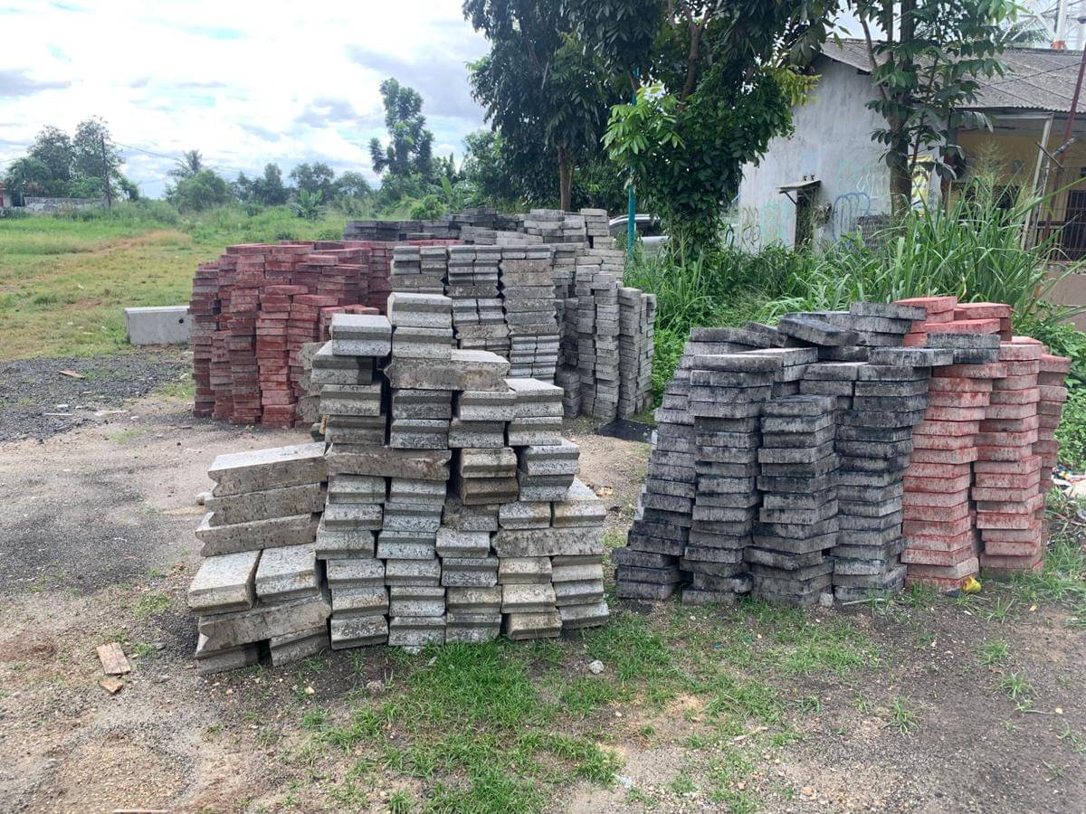 Material baru di lokasi proyek penataan kawasan kumuh Serua Tangsel yang sudah dinyatakan selesai