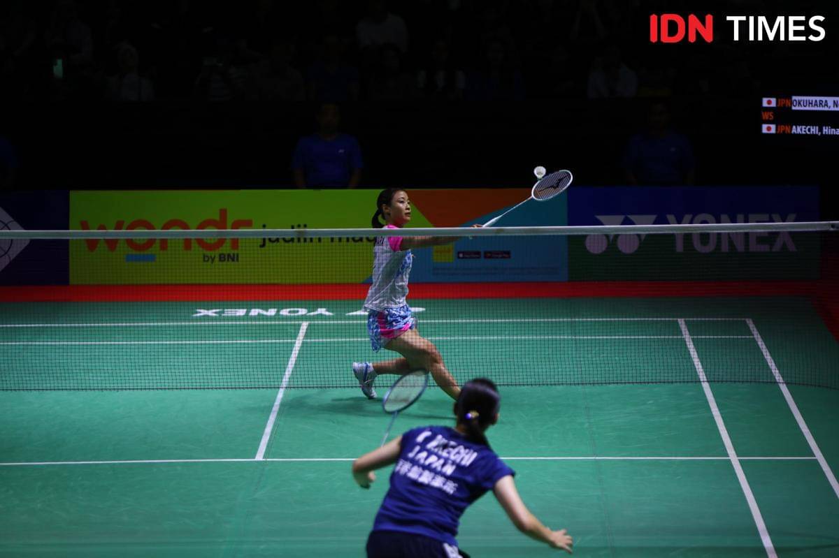 Tunggal putri Jepang Nozomi Okuhara saat beraksi di perempat final Indonesia Masters 2025 di GOR PBSI Sumut, Jumat (24/10/2025) (IDN Times/Doni Hermawan)