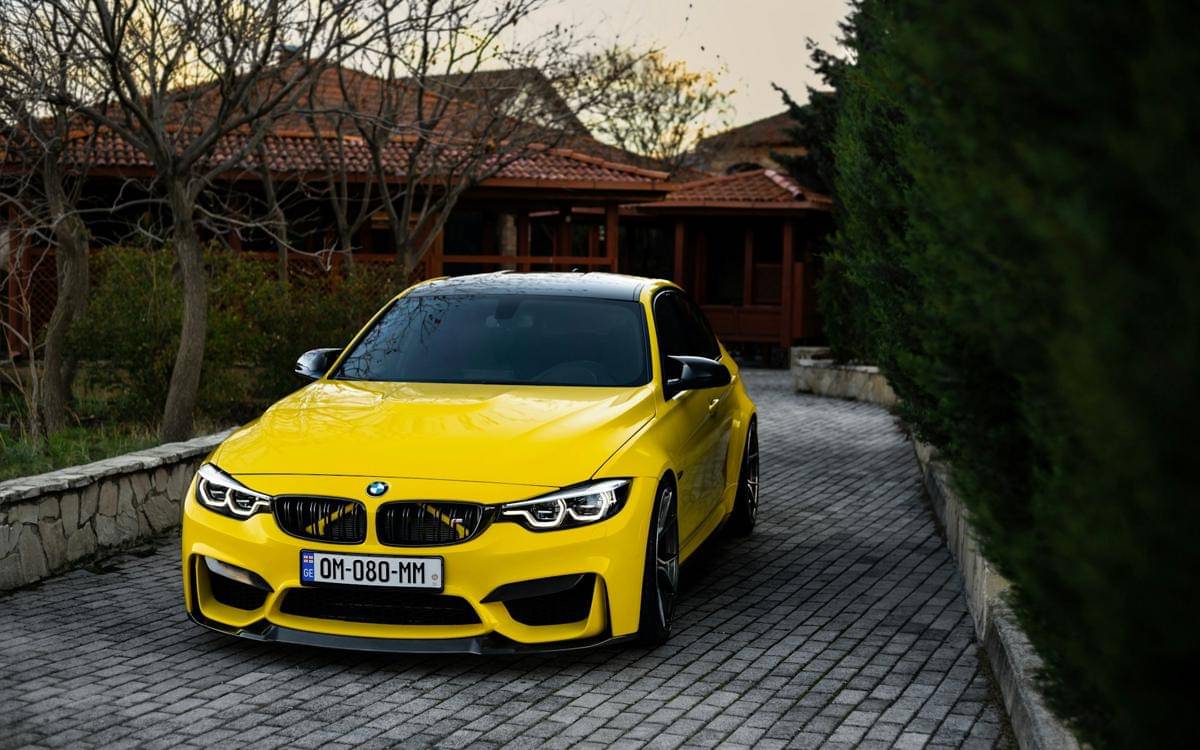 ilustrasi mobil warna kuning