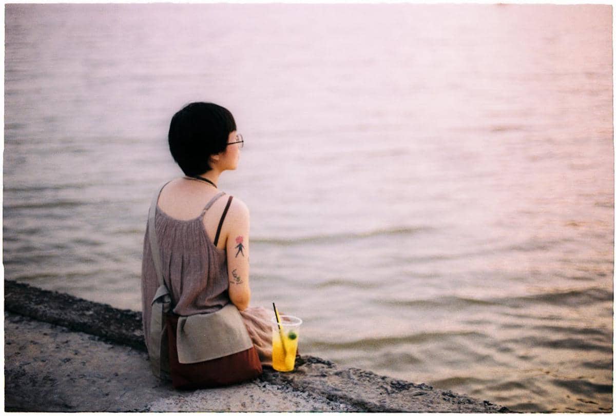 ilustrasi menatap laut