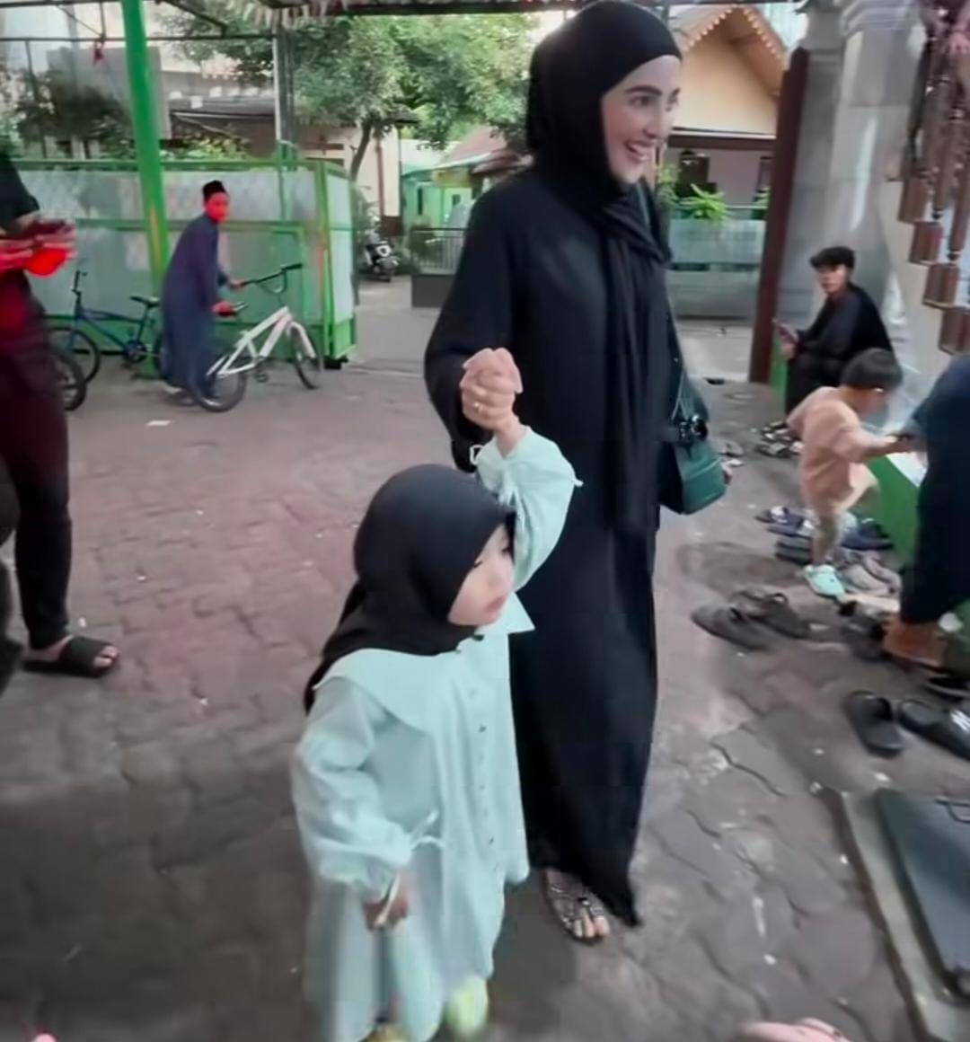 Ameena ngaji di TPQ ditemani Ashanty