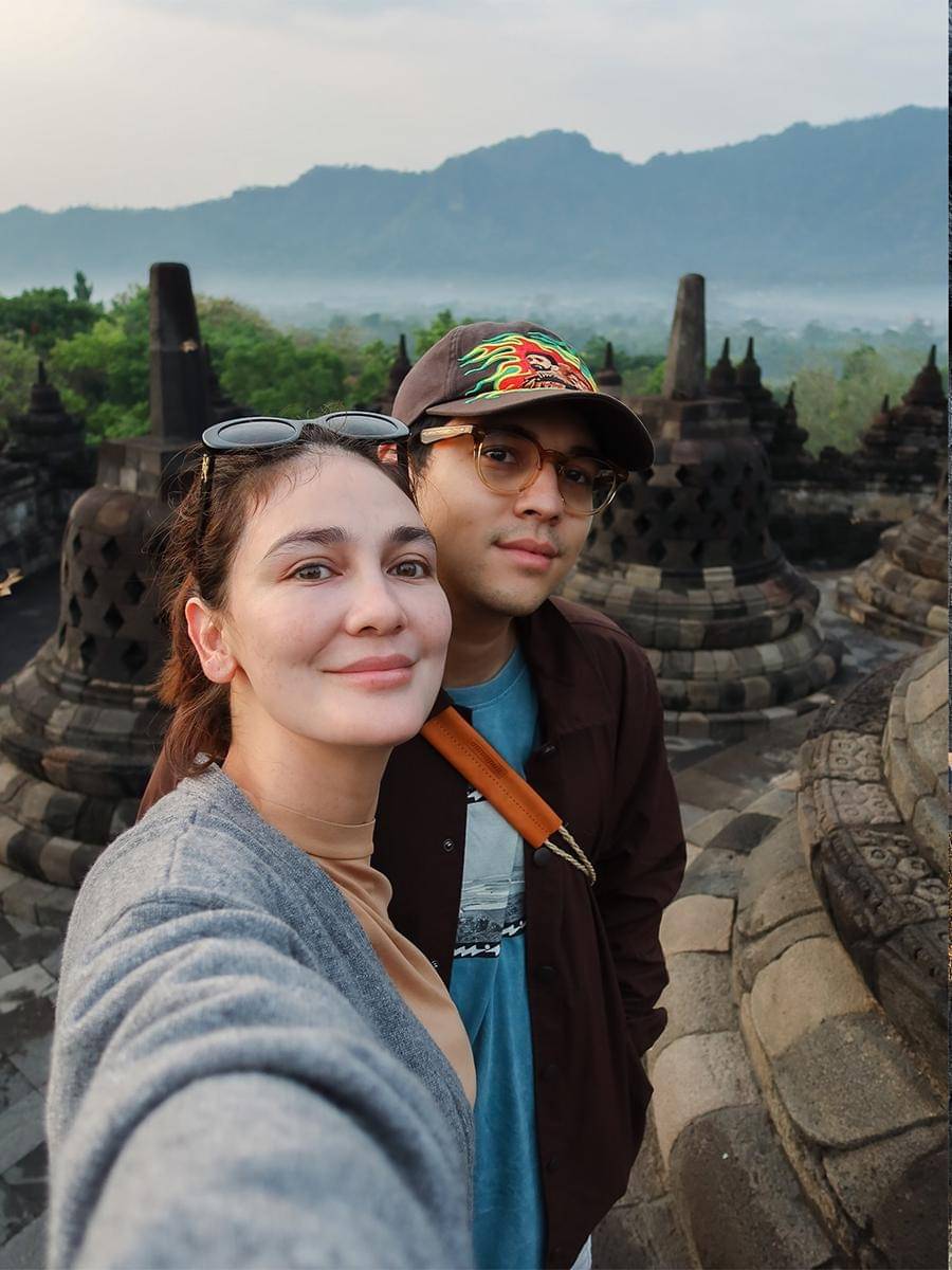 keluarga Luna Maya ke Candi Borobudur