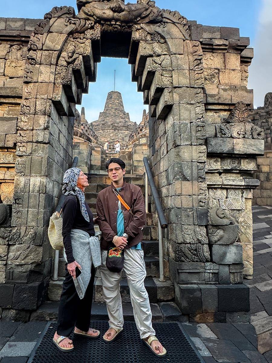 keluarga Luna Maya ke Candi Borobudur
