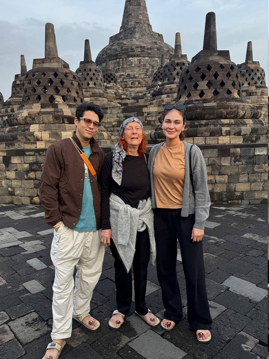 keluarga Luna Maya ke Candi Borobudur
